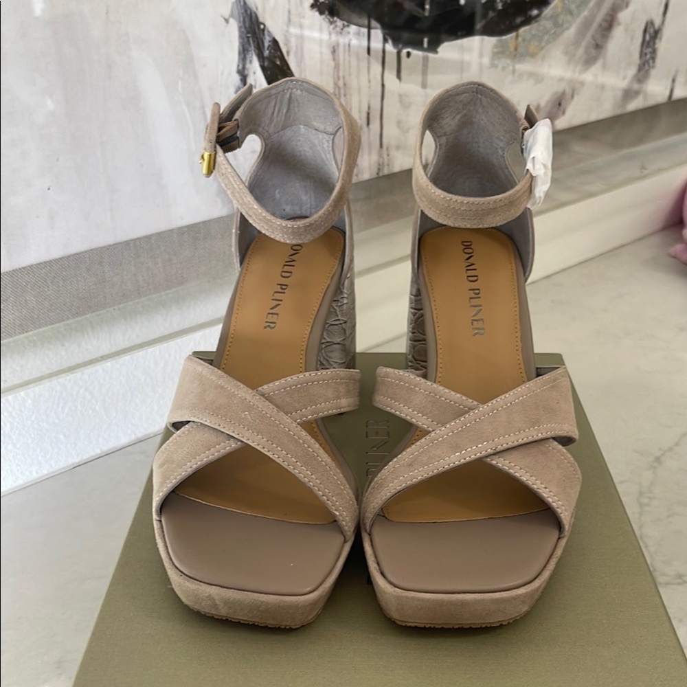 Donald J. Pliner Women's  Trista Tan Sandals - Picture 3 of 3
